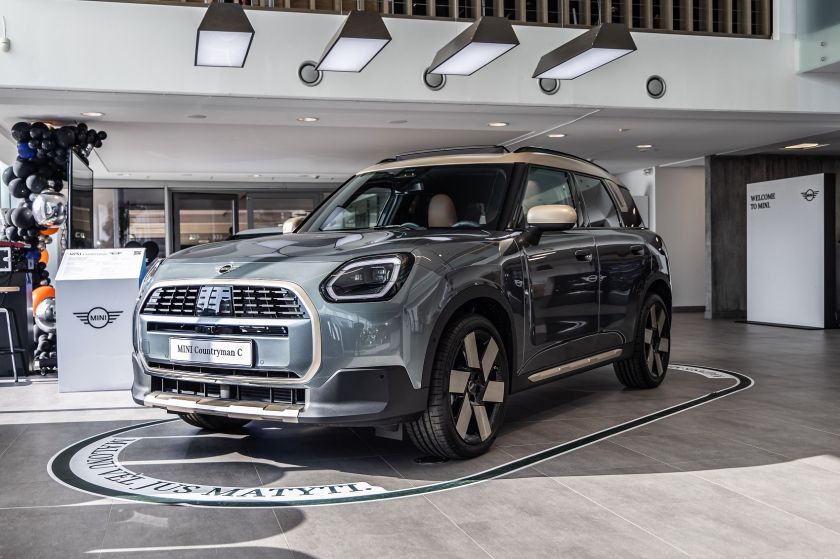 
„Mini“ pristatė naujos kartos „Cooper SE“ ir „Countryman C“ automobilius                