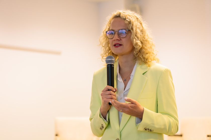 
„Women Go Tech” tyrimas, remiamas „Google.org“ ir ESBO: net 61% moterų Vidurio ir Rytų Europoje nori gilintis į dirbtinio intelekto galimybes – organizacija apmokys 20 000 moterų                