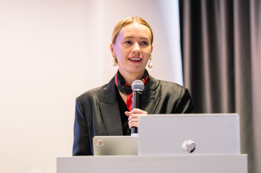 
„Women Go Tech” tyrimas, remiamas „Google.org“ ir ESBO: net 61% moterų Vidurio ir Rytų Europoje nori gilintis į dirbtinio intelekto galimybes – organizacija apmokys 20 000 moterų                