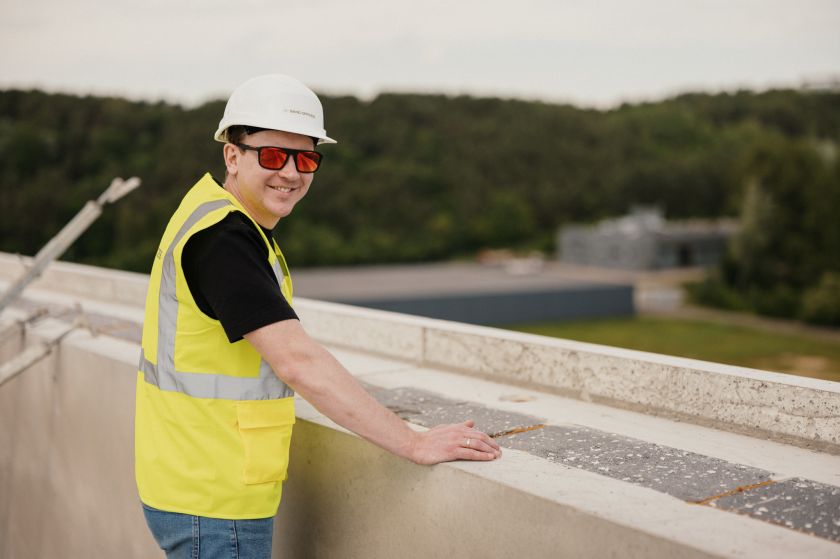 
Virš „Sand Offices“ verslo centro iškeltas statybų pabaigtuvių vainikas                