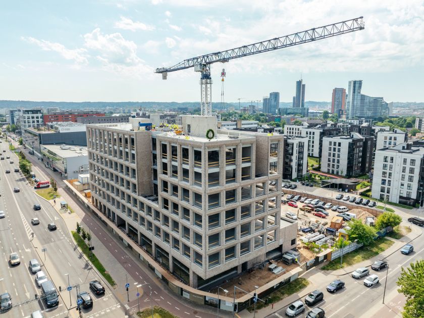 
Virš „Sand Offices“ verslo centro iškeltas statybų pabaigtuvių vainikas                