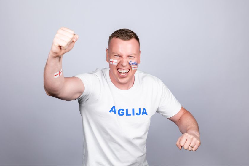 
Futbolo čempionato karštinė pasiekė aukščiausią tašką: „Volfas Engelman“ bravore prieš objektyvą stojo didžiausi sirgaliai                