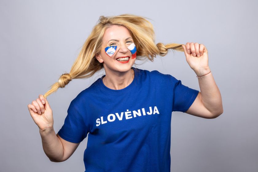 
Futbolo čempionato karštinė pasiekė aukščiausią tašką: „Volfas Engelman“ bravore prieš objektyvą stojo didžiausi sirgaliai                