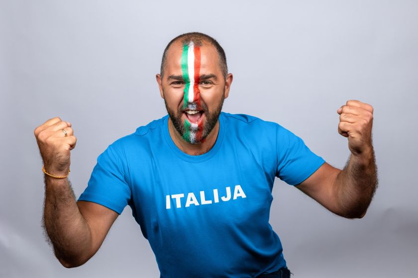 
Futbolo čempionato karštinė pasiekė aukščiausią tašką: „Volfas Engelman“ bravore prieš objektyvą stojo didžiausi sirgaliai                