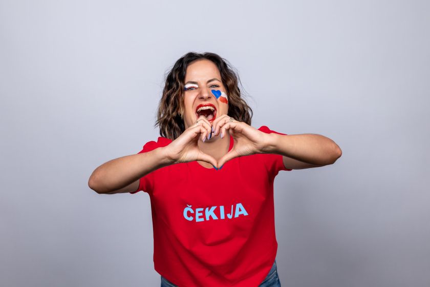 
Futbolo čempionato karštinė pasiekė aukščiausią tašką: „Volfas Engelman“ bravore prieš objektyvą stojo didžiausi sirgaliai                