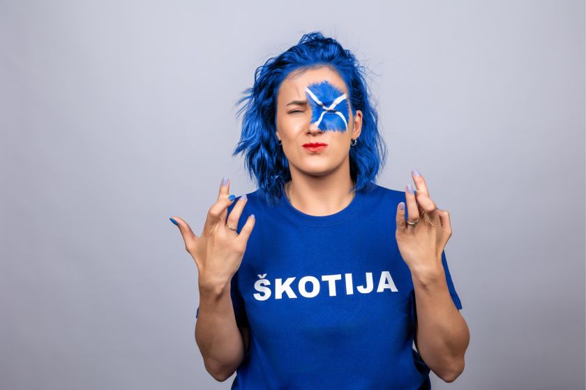 
Futbolo čempionato karštinė pasiekė aukščiausią tašką: „Volfas Engelman“ bravore prieš objektyvą stojo didžiausi sirgaliai                