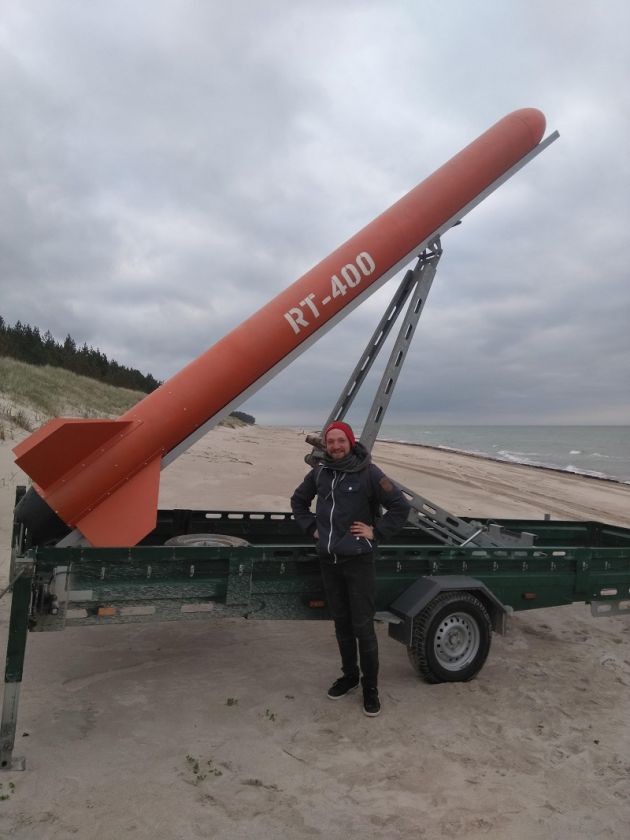 
Siuntų skirstytojo kelias į kosmosą: nuo logistikos centro iki darbo laboratorijoje                
