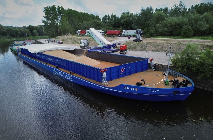 
Pirmą kartą į Klaipėdą grūdai atplukdyti Nemunu - įspūdingas 1000 t krovinys                