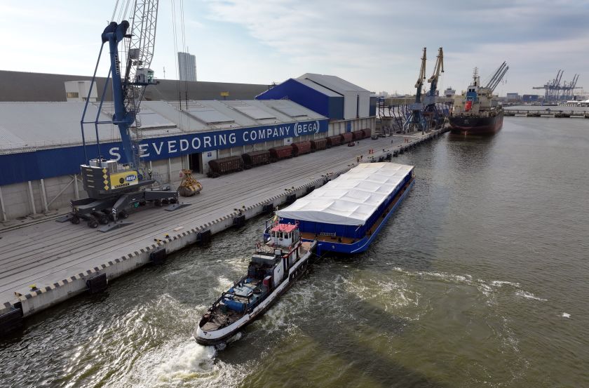 
Pirmą kartą į Klaipėdą grūdai atplukdyti Nemunu - įspūdingas 1000 t krovinys                