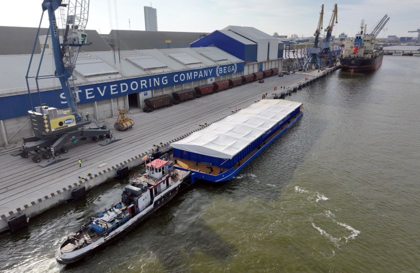 
Pirmą kartą į Klaipėdą grūdai atplukdyti Nemunu - įspūdingas 1000 t krovinys                