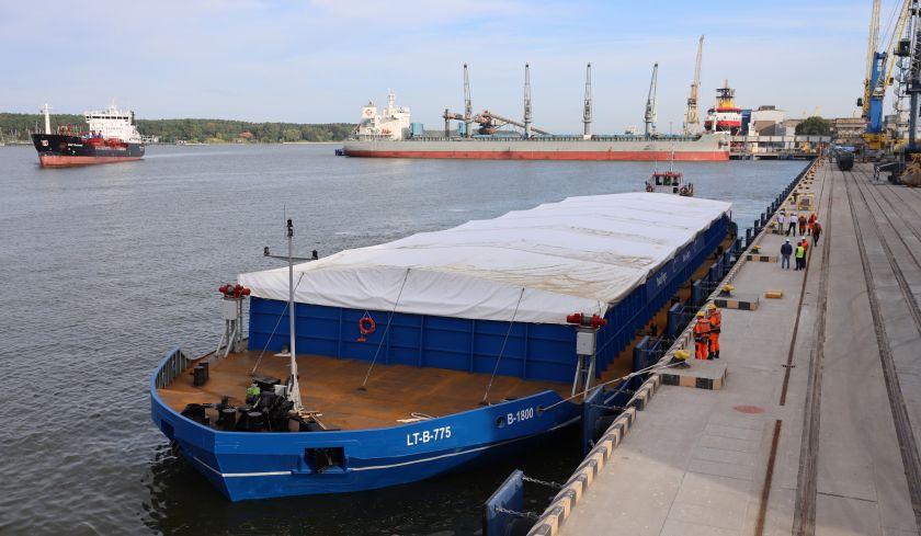 
Pirmą kartą į Klaipėdą grūdai atplukdyti Nemunu - įspūdingas 1000 t krovinys                