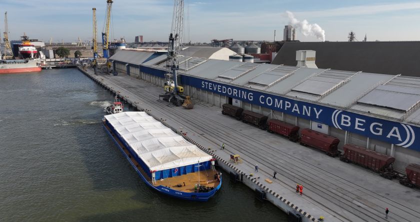 
Pirmą kartą į Klaipėdą grūdai atplukdyti Nemunu - įspūdingas 1000 t krovinys                