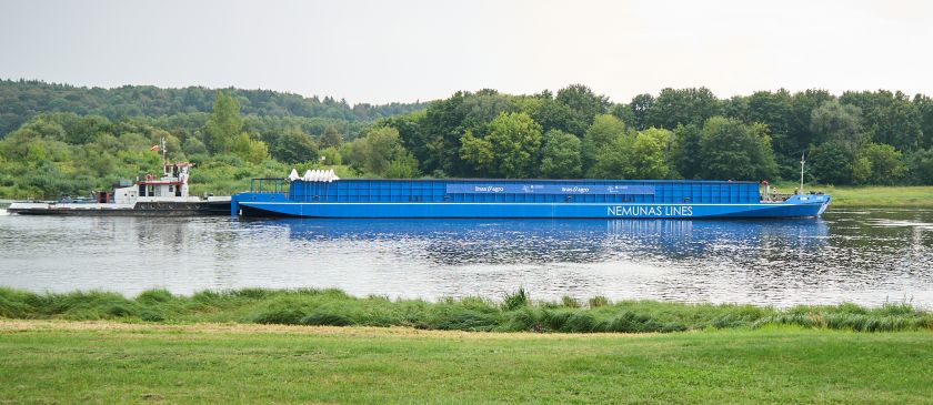 
Pirmą kartą į Klaipėdą grūdai atplukdyti Nemunu - įspūdingas 1000 t krovinys                