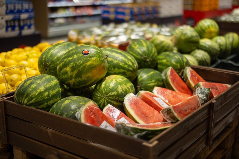 Įdomioji vasaros pardavimų statistika: tūkstančiai tonų arbūzų, iš lyderio pozicijos išstumti bananai ir olimpiniai baseinai vandens