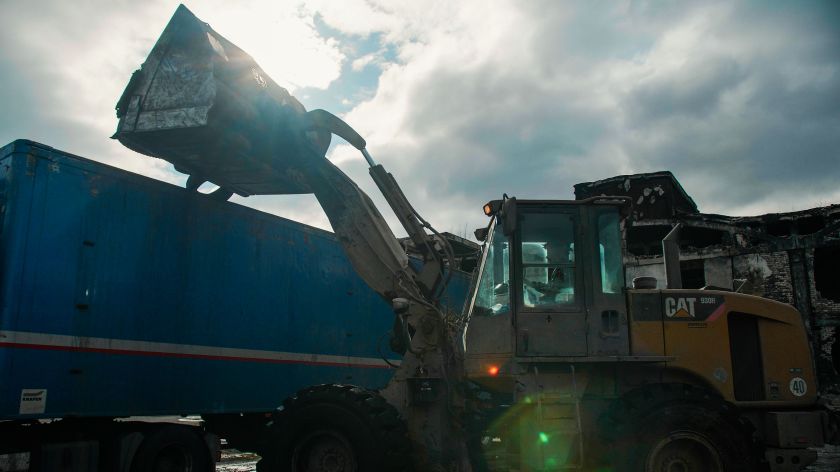 
Alytaus gaisravietės sutvarkymas: 231 sunkvežimis, suodini veidai ir beveik 4 000 tonų padangų atliekų                