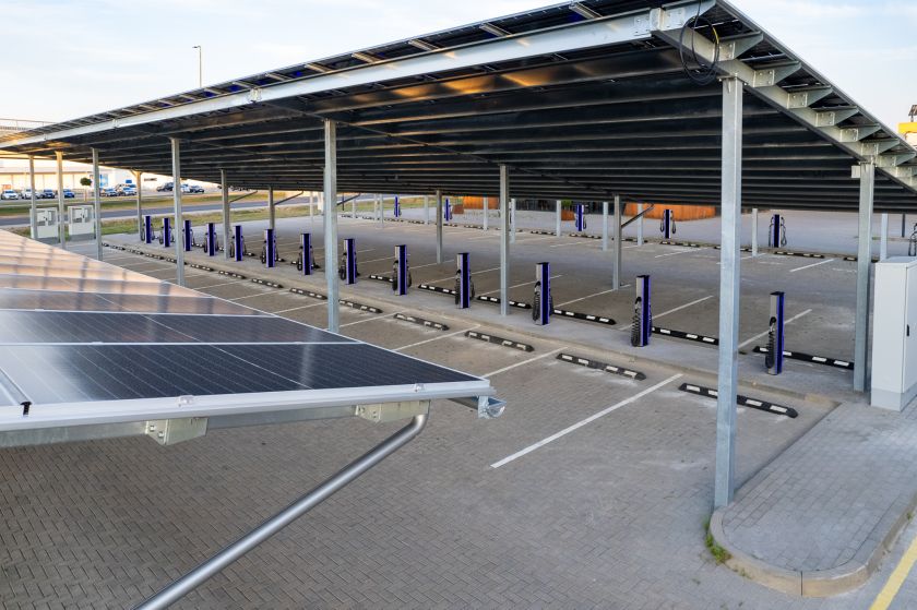 
Prie Kauno – galingiausia Baltijos šalyse saulės elektrinė virš elektromobilių įkrovimo parko su 40 įkrovimo taškų                