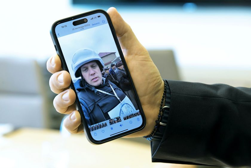 
Unikalių baldų ukrainiečiams kūrėjai: „Stengiamės, kad sąlygos slėptuvėse būtų kuo humaniškesnės“                