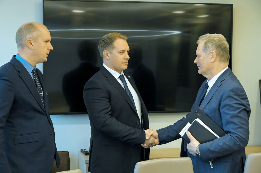 
Unikalių baldų ukrainiečiams kūrėjai: „Stengiamės, kad sąlygos slėptuvėse būtų kuo humaniškesnės“                