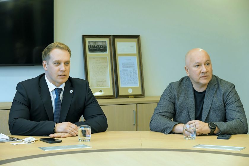 
Unikalių baldų ukrainiečiams kūrėjai: „Stengiamės, kad sąlygos slėptuvėse būtų kuo humaniškesnės“                