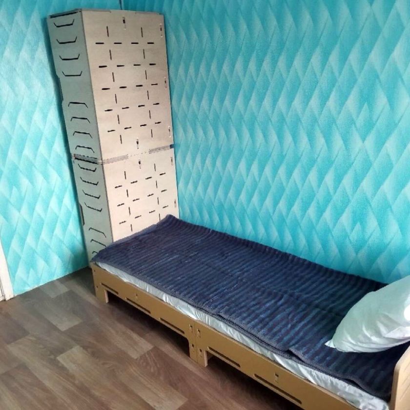 
Unikalių baldų ukrainiečiams kūrėjai: „Stengiamės, kad sąlygos slėptuvėse būtų kuo humaniškesnės“                