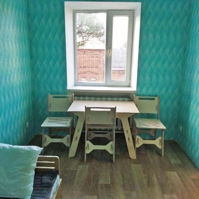 
Unikalių baldų ukrainiečiams kūrėjai: „Stengiamės, kad sąlygos slėptuvėse būtų kuo humaniškesnės“                