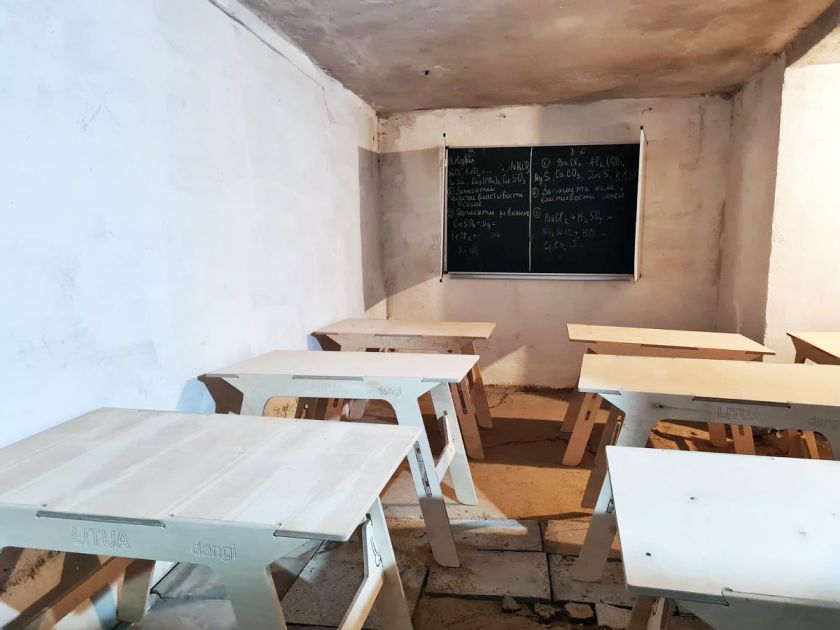 
Unikalių baldų ukrainiečiams kūrėjai: „Stengiamės, kad sąlygos slėptuvėse būtų kuo humaniškesnės“                