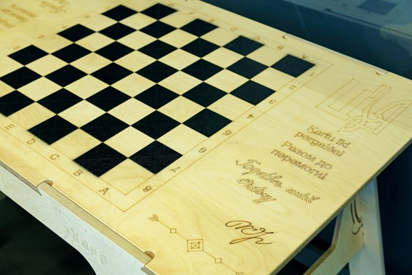 
Unikalių baldų ukrainiečiams kūrėjai: „Stengiamės, kad sąlygos slėptuvėse būtų kuo humaniškesnės“                