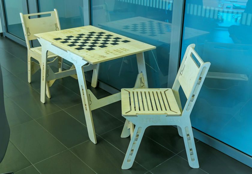 
Unikalių baldų ukrainiečiams kūrėjai: „Stengiamės, kad sąlygos slėptuvėse būtų kuo humaniškesnės“                