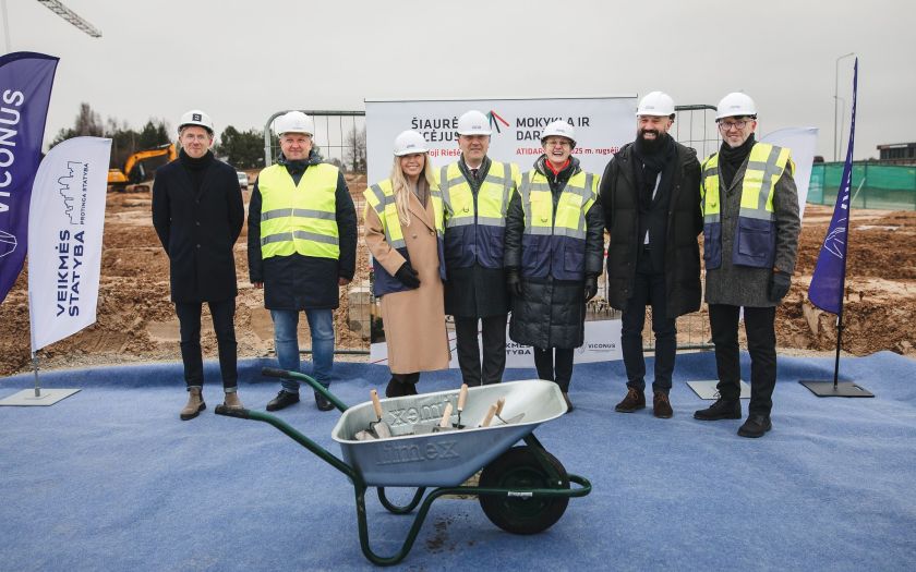 Šiaurės licėjus Didžiojoje Riešėje įkasė simbolinę kapsulę – mokykla ir darželis su baseinu duris atvers 2025 m. rugsėjį