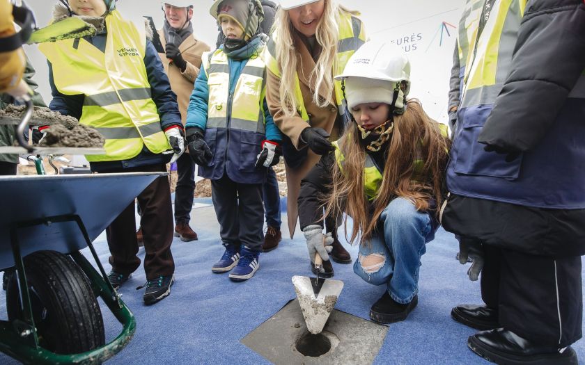 Šiaurės licėjus Didžiojoje Riešėje įkasė simbolinę kapsulę – mokykla ir darželis su baseinu duris atvers 2025 m. rugsėjį