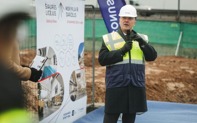 Šiaurės licėjus Didžiojoje Riešėje įkasė simbolinę kapsulę – mokykla ir darželis su baseinu duris atvers 2025 m. rugsėjį