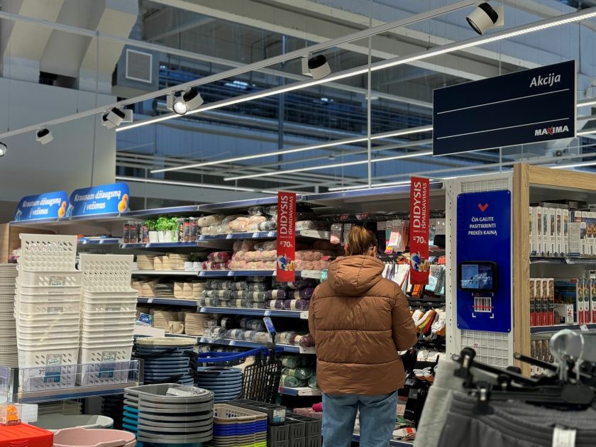 „Maximose“ vykstant „Didžiajam išpardavimui“ pirkėjų vežimuose – nuo maisto gamybos įrankių ir žaislų iki traškučių bei saldžių vaisvandenių