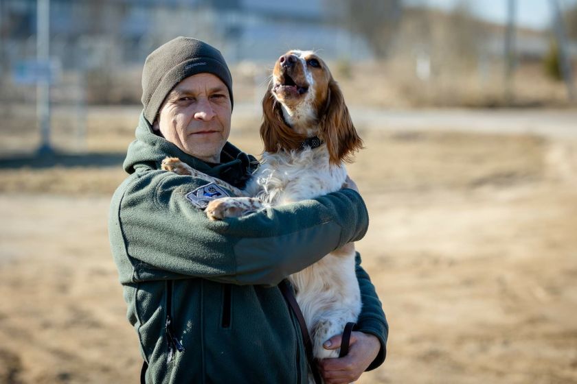 „Maxima“ išgirdo šunų pagalbininkų šeimininkų prašymą: darbuotojai žinos, kaip atpažinti ir padėti