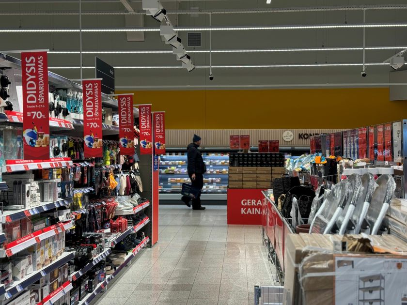 „Maximose“ vykstant „Didžiajam išpardavimui“ pirkėjų vežimuose – nuo maisto gamybos įrankių ir žaislų iki traškučių bei saldžių vaisvandenių