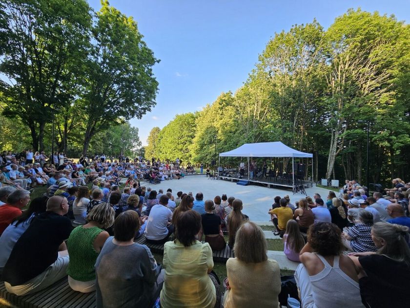 Kviečiame dalyvauti Nestacionariajai (kilnojamajai) lauko kavinei Gargždų miesto parke įrengti konkurse