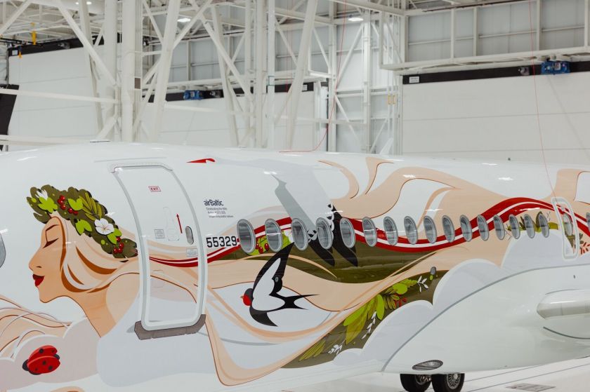 „airBaltic“ Kanadoje pristatė specialų 50-ojo „Airbus A220-300“ orlaivio apipavidalinimą