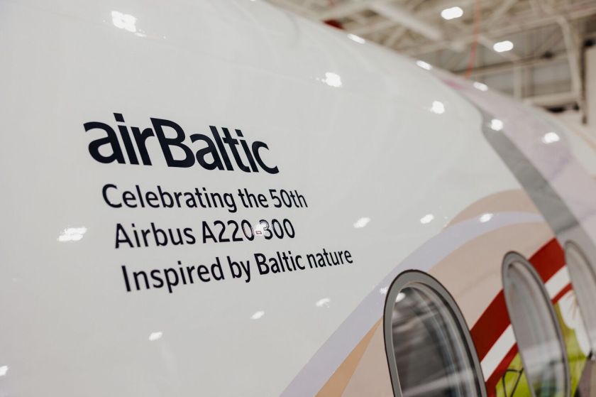 „airBaltic“ Kanadoje pristatė specialų 50-ojo „Airbus A220-300“ orlaivio apipavidalinimą