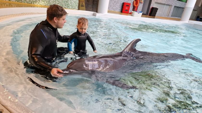 Gyvenimą keičianti jautri Lietuvos vaikų ir delfinų draugystė: galimybę šeimoms gauti terapiją „Maximos“ pirkėjai dovanos ir šiemet