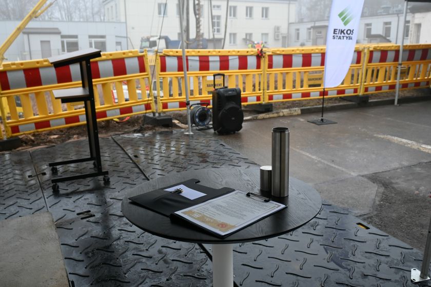 Būsimos Infekcinių ligų klinikos vietoje Panevėžyje „EIKOS statyba“ įkasė simbolinę kapsulę