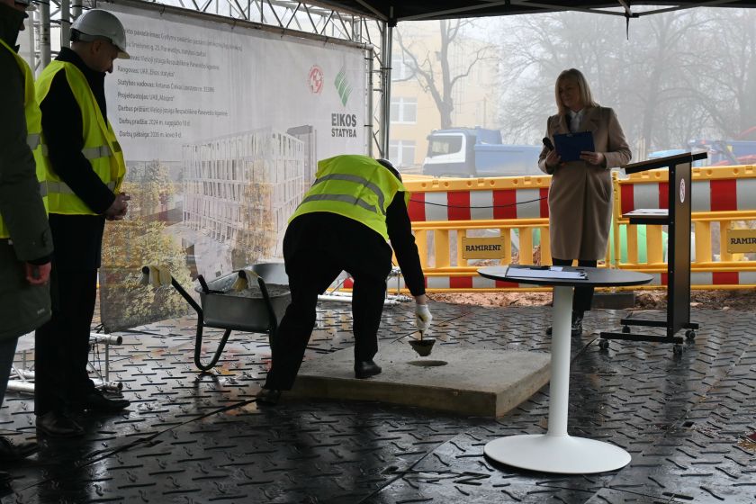 Būsimos Infekcinių ligų klinikos vietoje Panevėžyje „EIKOS statyba“ įkasė simbolinę kapsulę