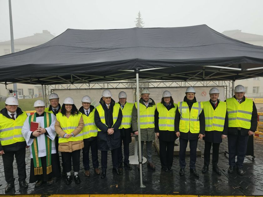 Būsimos Infekcinių ligų klinikos vietoje Panevėžyje „EIKOS statyba“ įkasė simbolinę kapsulę