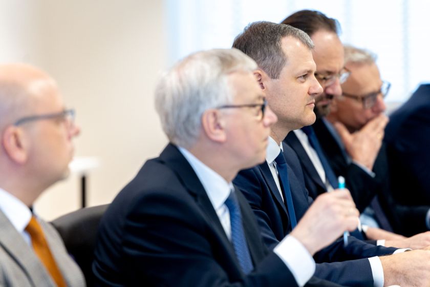 Premjero susitikime su Lietuvos bankais – dėmesys gynybai, smulkaus verslo kreditavimui, paslaugoms regionuose