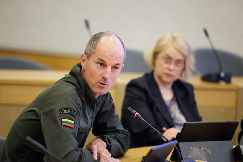 Visuomeninė akcija siekia priminti apie milijardus, kurie galėtų būti skiriami gynybai