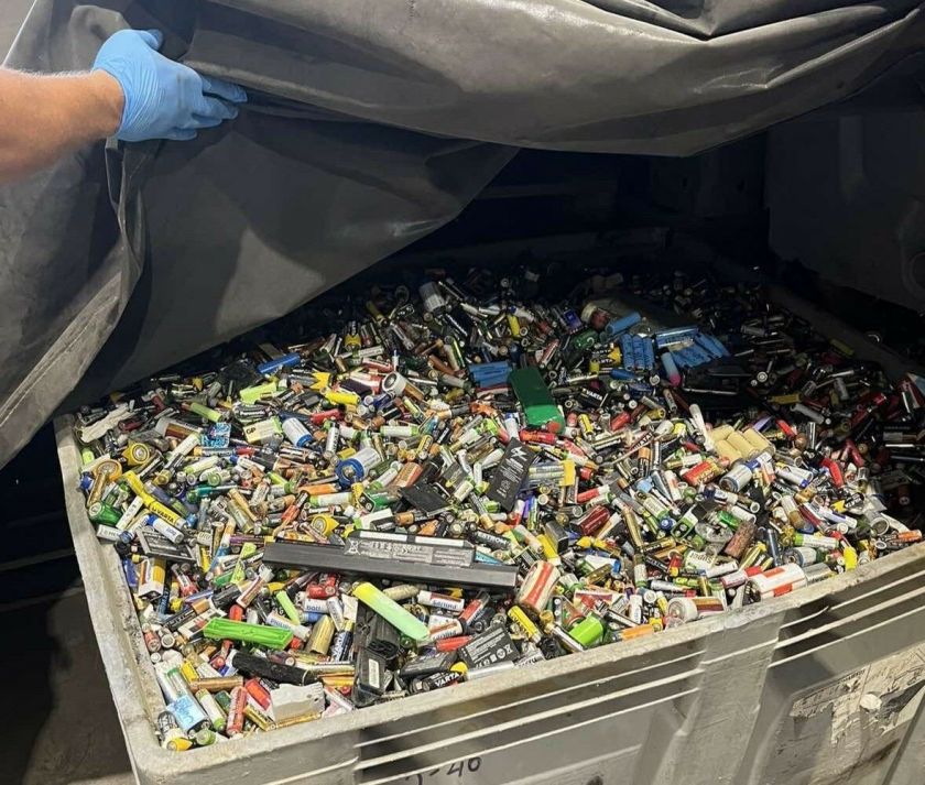 Susirūpinę atliekų tvarkytojai įspėja: nerūšiuojant ir nerenkant baterijų ir nešiojamųjų akumuliatorių, atliekų įmonės degs kasdien