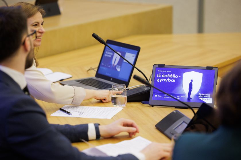 Visuomeninė akcija siekia priminti apie milijardus, kurie galėtų būti skiriami gynybai