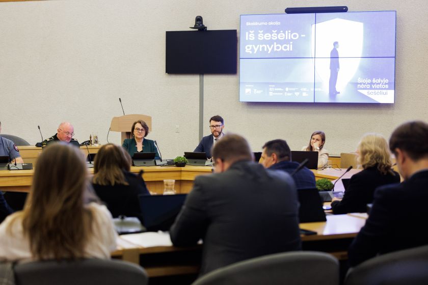 Visuomeninė akcija siekia priminti apie milijardus, kurie galėtų būti skiriami gynybai