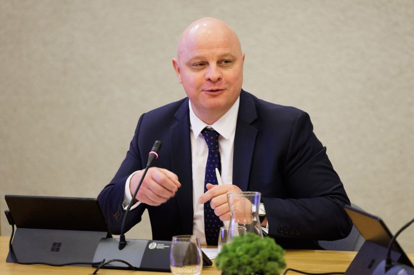 Visuomeninė akcija siekia priminti apie milijardus, kurie galėtų būti skiriami gynybai