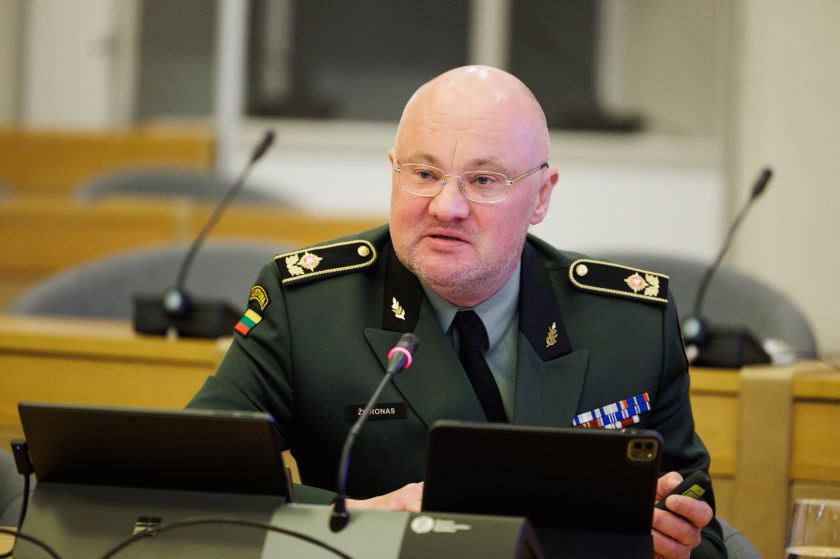 Visuomeninė akcija siekia priminti apie milijardus, kurie galėtų būti skiriami gynybai