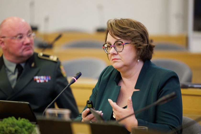 Visuomeninė akcija siekia priminti apie milijardus, kurie galėtų būti skiriami gynybai