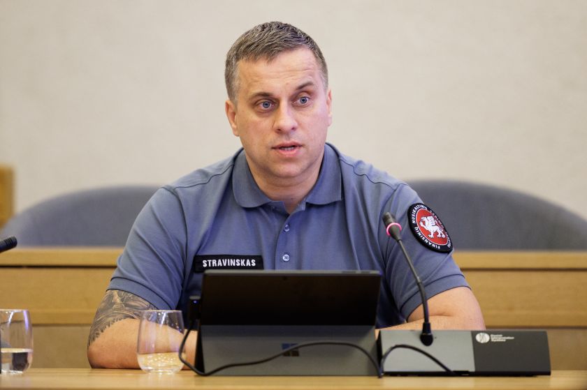 Visuomeninė akcija siekia priminti apie milijardus, kurie galėtų būti skiriami gynybai